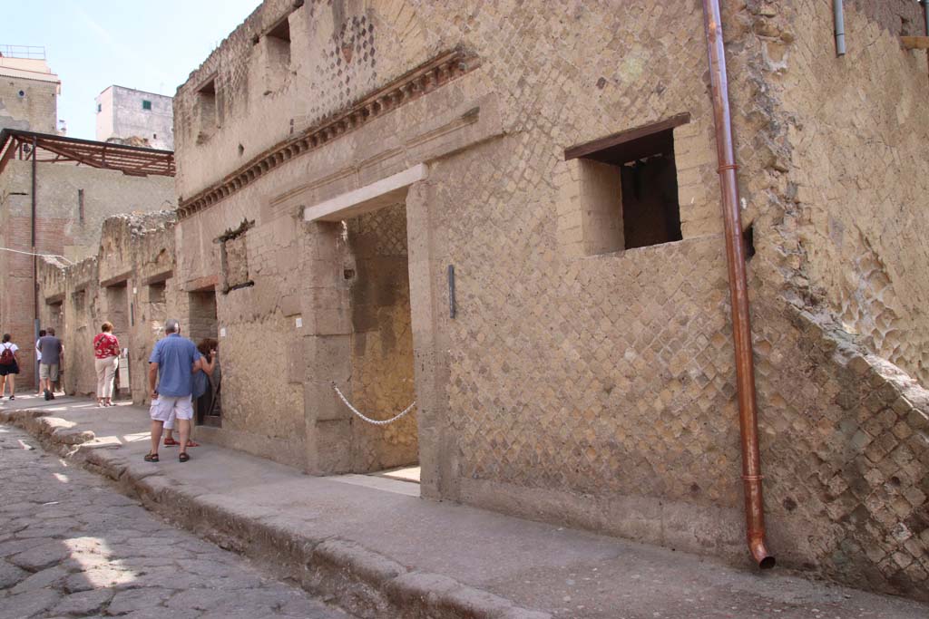 VI.29 Herculaneum. September 2019.
Looking north towards entrance doorway, on east side of Cardo III. Photo courtesy of Klaus Heese.